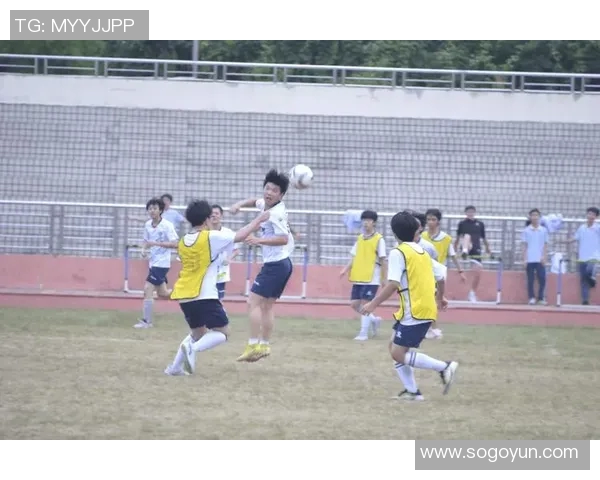 高中足球:培养团队精神与竞技能力的校园运动新风尚 高中足球:培养团队精神与竞技能力的校园运动新风尚